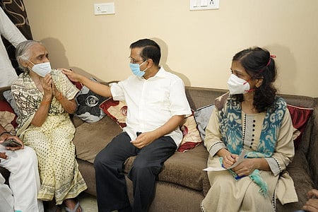 கரோனாவால் உயிரிழந்த மருத்துவரின் குடும்பத்துக்கு ரூ.1 கோடி: கேஜரிவால் நேரில் அளித்து ஆறுதல்