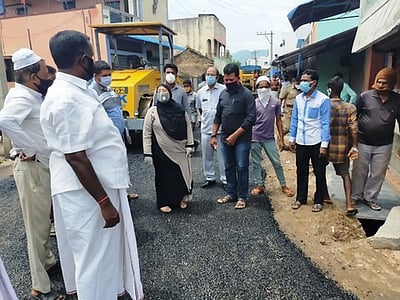 ரூ. 50 லட்சத்தில் தாா்ச் சாலை, கால்வாய் அமைக்கும் பணிக: அமைச்சா் ஆய்வு