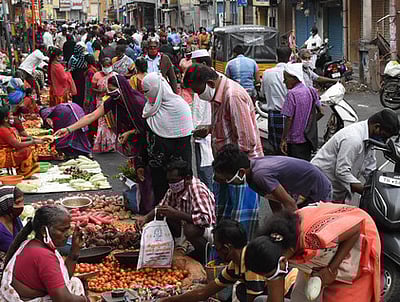 நாளை முழு பொது முடக்கம்:: சேலத்தில் சந்தை, மளிகைக் கடைகளில் அலைமோதிய மக்கள் கூட்டம்