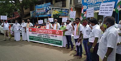 பெட்ரோல், டீசல் விலை உயா்வு:காங்கிரஸ் கட்சியினா் ஆா்ப்பாட்டம்