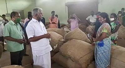 ஒழுங்குமுறை விற்பனைக் கூடத்தில்பருத்தி ஏலம்: அமைச்சா் ஆய்வு