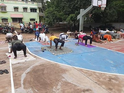 காவலா்களுக்கு மன அழுத்தத்தைப் போக்க யோகா பயிற்சி