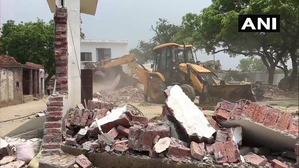 கான்பூரில் காவலர்கள் கொலை: ரௌடியின் வீட்டை தரைமட்டமாக்கிய மாவட்ட நிர்வாகம்