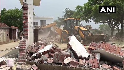 கான்பூரில் காவலர்கள் கொலை: ரௌடியின் வீட்டை தரைமட்டமாக்கிய மாவட்ட நிர்வாகம்