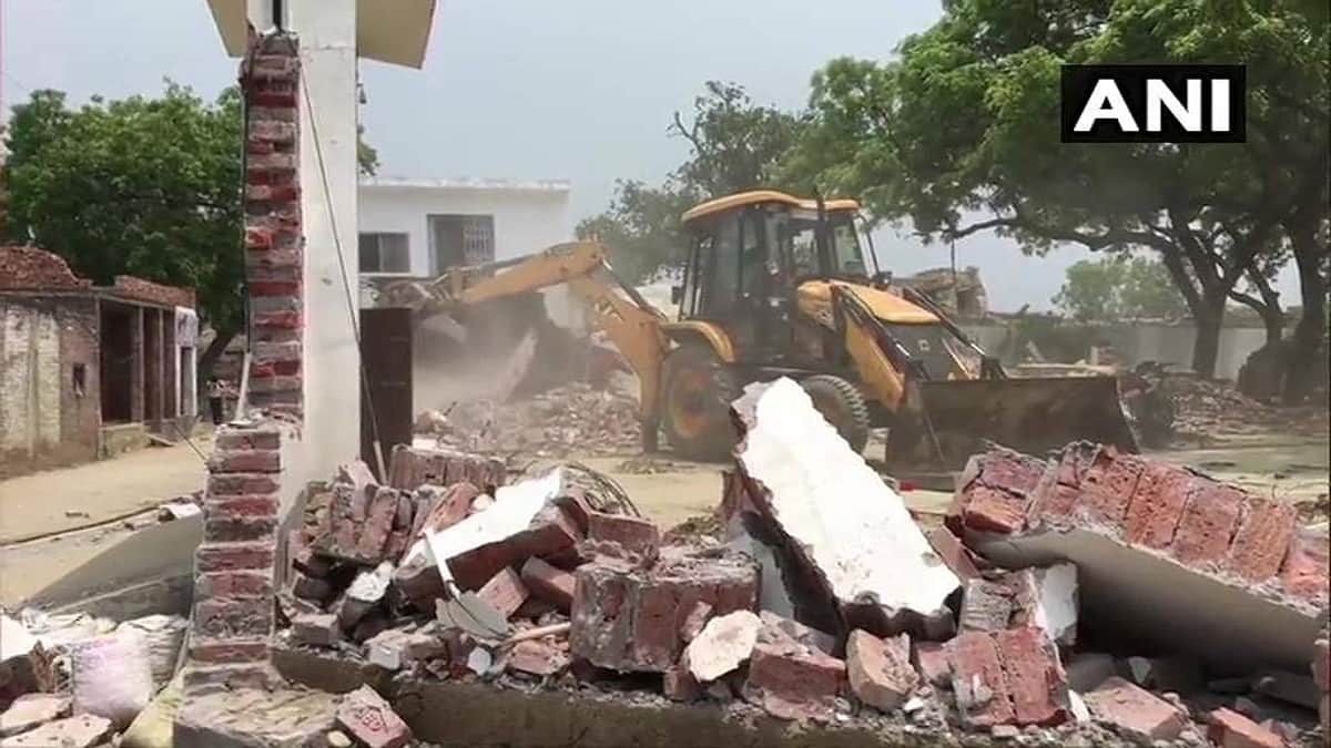 கான்பூரில் காவலர்கள் கொலை: ரௌடியின் வீட்டை தரைமட்டமாக்கிய மாவட்ட நிர்வாகம்