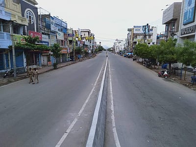 முழு பொதுமுடக்கம்: தேனியில் வெறிச்சோடிய சாலைகள்