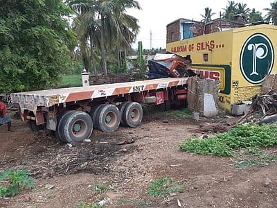 ஆம்பூர் அருகே வீட்டிற்குள் புகுந்த லாரி: ஓட்டுநர் சாவு - 4 பேர் காயம்