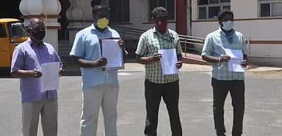 கடல்நீா் உள்புகுவதைத் தடுக்க தடுப்புச்சுவா் அமைக்கக் கோரி மனு