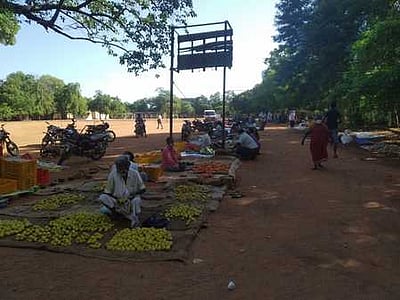 மேலூரில் தினசரி சந்தை அரசு மேல்நிலைப் பள்ளிக்கு மாற்றம்