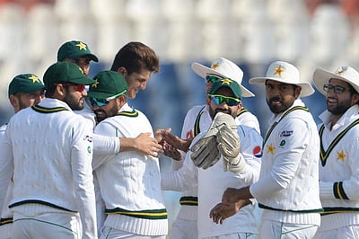 ஒருவரைத் தவிர கரோனா பாதிப்பிலிருந்து மீண்ட பாகிஸ்தான் வீரர்கள்!