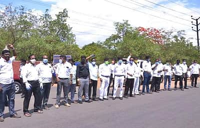 பாளையங்கோட்டையில் வழக்குரைஞர்கள் போராட்டம்