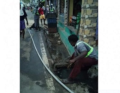 ராமேசுவரம்: கையுறை, முகக்கவசம் இன்றி கழிவு நீர் கால்வாய்களை சுத்தம் செய்யும் தூய்மைப் பணியாளர்கள்