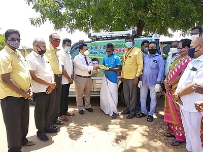 திருவாரூா் அரசு மருத்துவக் கல்லூரி மருத்துவமனையில் உணவு வழங்கல்