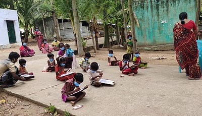 மலைக் கிராம மக்களுக்கு மாற்றுக் கல்வி முறையில் விழிப்புணர்வு கல்வி