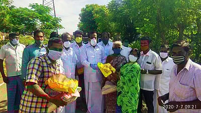 திமுக சார்பில் நிவாரணப் பொருள்கள் அளிப்பு  