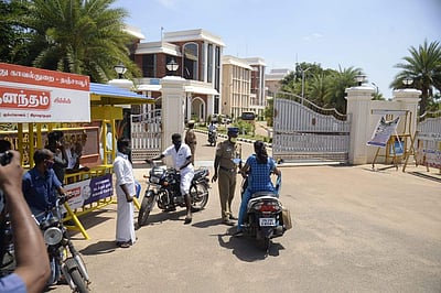 தஞ்சாவூர் மாவட்ட ஆட்சியரகத்தில் ஊழியருக்கு கரோனா: பொதுமக்களுக்கு அனுமதி மறுப்பு