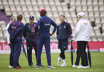 117 நாள்களுக்குப் பிறகு தொடங்கியது கிரிக்கெட்: இடையூறு ஏற்படுத்தும் மழை