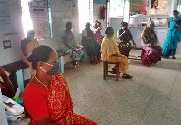 தாமதமாக பணிக்கு வரும் மருத்துவர்கள்: மணிக்கணக்கில் காத்திருக்கும் நோயாளிகள்