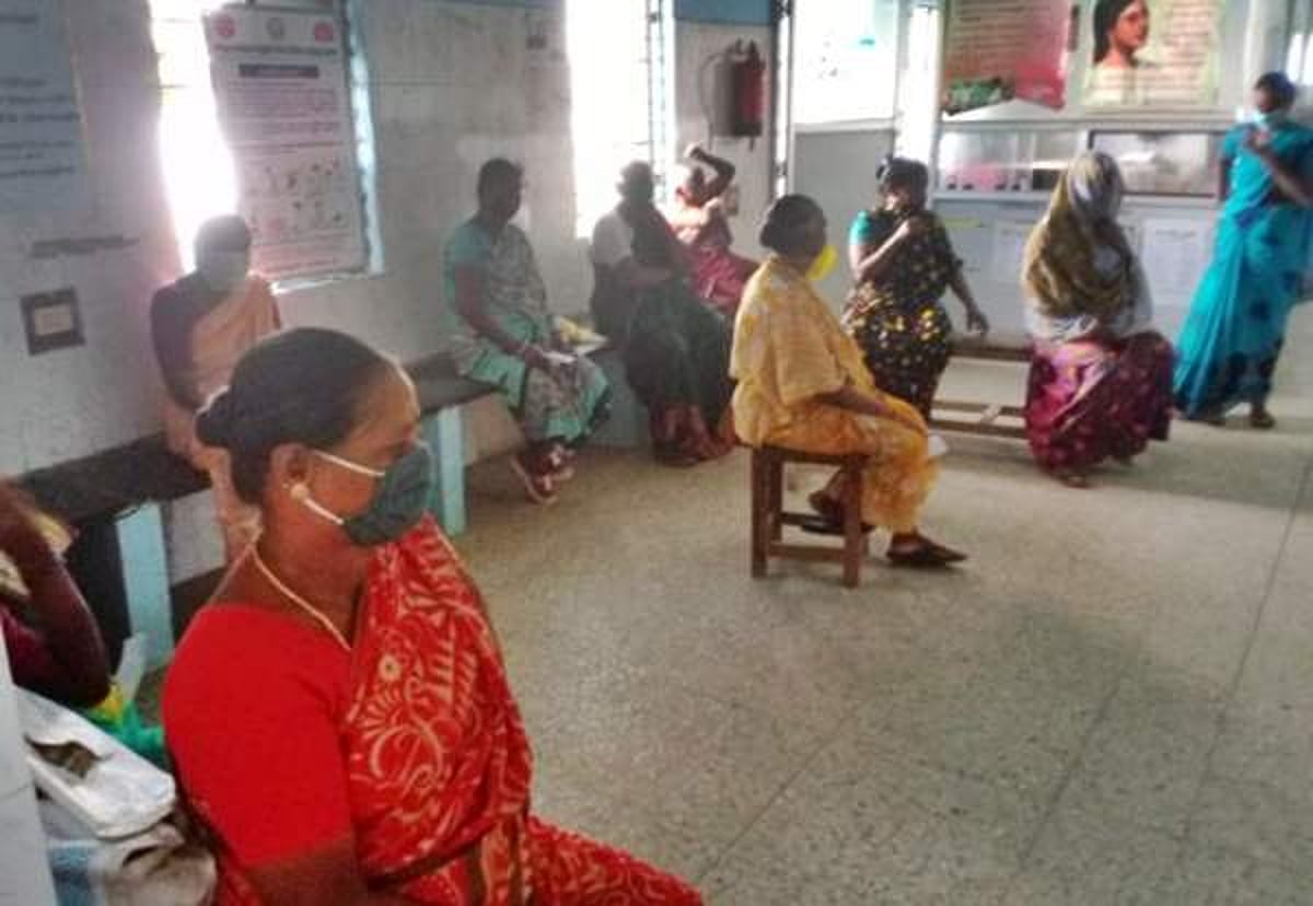 தாமதமாக பணிக்கு வரும் மருத்துவர்கள்: மணிக்கணக்கில் காத்திருக்கும் நோயாளிகள்