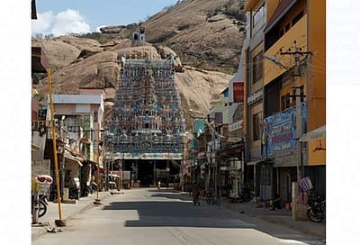 கரோனா பரவலைத் தடுக்க திருப்பரங்குன்றம் பகுதிக்குச் செல்ல தடை