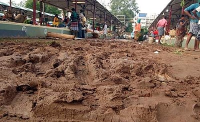 ஈரோடு நேதாஜி காய்கறி மார்க்கெட்டில் சேரும் சகதியால் பொதுமக்கள் வியாபாரிகள் அவதி