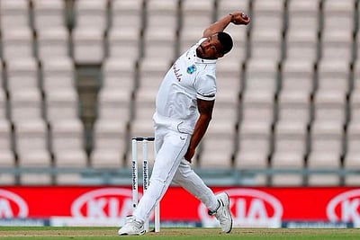 அசத்தும் மே.இ. தீவுகள் அணியின் பந்துவீச்சாளர்கள்: 2-ம் நாள் உணவு இடைவேளையின்போது இங்கிலாந்து 106/5