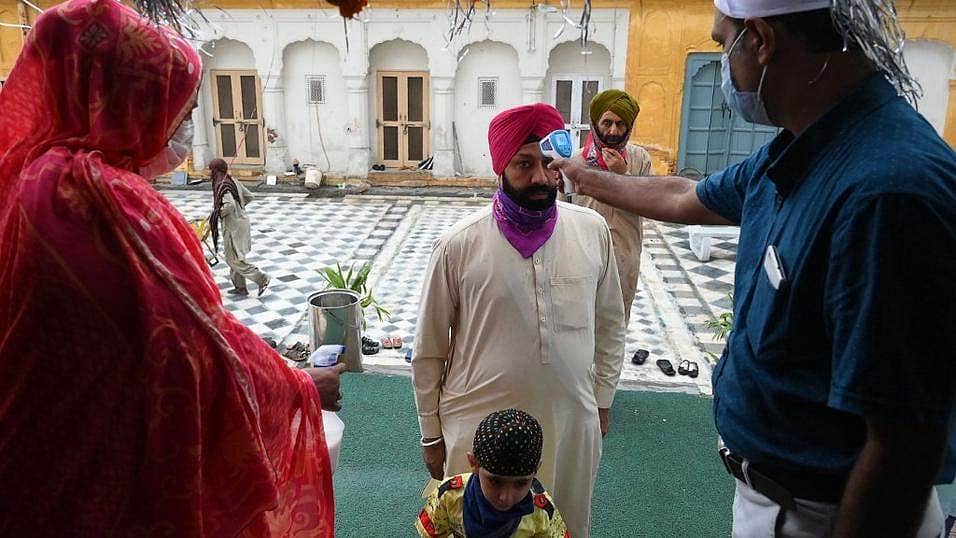 உலகளாவிய கரோனா தொற்றுக்கு காரணம்: அமெரிக்க தூதரகத்திற்கு பாகிஸ்தான் நீதிமன்றம் நோட்டீஸ்!