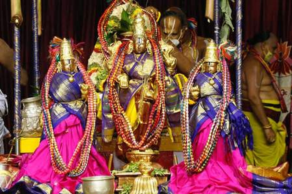 வருடாந்திர பவித்ரோற்சவம்: பவித்ர மாலைகள் சமா்ப்பணம்