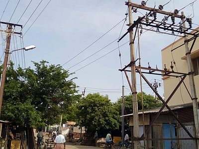 அருப்புக்கோட்டை: மின் கம்பிகளை உரசும் மரக்கிளைகளால் விபத்து அபாயம்