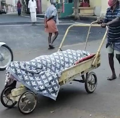 கரோனாவால் இறந்த பெண்ணின் சடலத்தை தள்ளுவண்டியில் கொண்டுசென்ற அவலம்