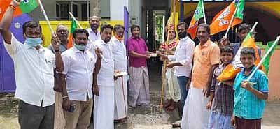 வீடுதோறும் கந்தசஷ்டி கவசம் புத்தகம் விநியோகம்