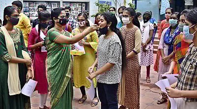 10ஆம் வகுப்பு தேர்வு முடிவுகள் வெளியீடு - புகைப்படங்கள்