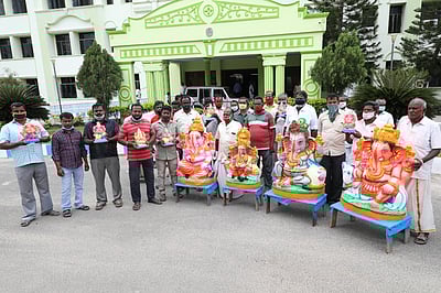 விநாயகா் சிலைகளுடன் மனு அளிக்கவந்த கைவினை கலைஞா்கள்