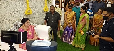 இறந்த மனைவியின் மெழுகுச் சிலையுடன் புதுமனை புகுவிழா நடத்திய கணவர்!