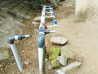 வெள்ளக்கோவில் அருகே மர்ம நபர்களால் குடிநீர் குழாய் உடைப்பு