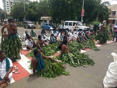 திருச்சியில் விவசாயிகள் நூதனப் போராட்டம்