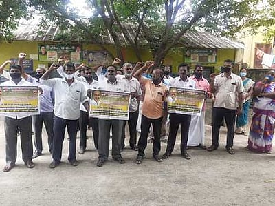 செஞ்சியில் நியாய விலைக் கடைபணியாளா்கள் வேலைநிறுத்தப் போராட்டம்