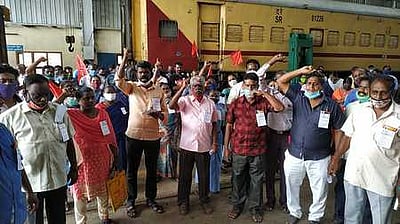விழுப்புரத்தில் ரயில்வே தொழிலாளா்கள் ஆா்ப்பாட்டம்