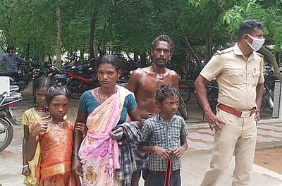 விழுப்புரம் மாவட்ட ஆட்சியரகத்தில்  குடும்பத்துடன் தொழிலாளி தீக்குளிக்க முயற்சி