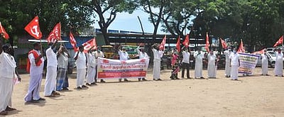 நாகையில்  தொழிற்சங்கத்தினா் ஆா்ப்பாட்டம்