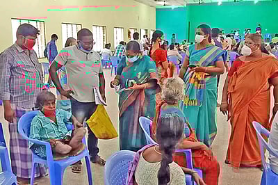 மாற்றுத்திறனாளிகள் 102 பேருக்கு உதவித்தொகை வழங்கல்