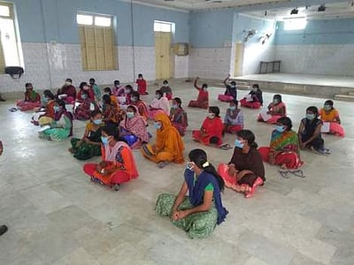 கோழிப் பண்ணைகளில் பணிபுரிந்த28 கொத்தடிமைத்  தொழிலாளா்கள் மீட்பு