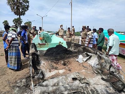 பைபா் படகு  எரிந்து நாசம்