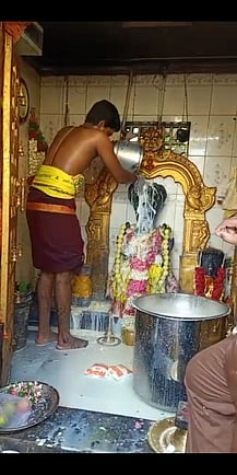 மேலூா் நாகம்மாள் கோயிலில் பாலாபிஷேகம்