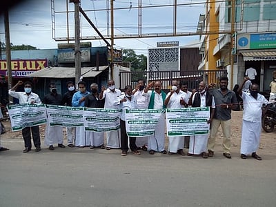 மக்களை பாதிக்கும் மசோதாக்களை திரும்பப் பெறக் கோரி ஆா்ப்பாட்டம்