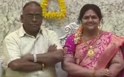 மனைவியின் மெழுகு சிலையுடன் புதுமனை புகுவிழா