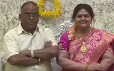 மனைவியின் மெழுகு சிலையுடன் புதுமனை புகுவிழா