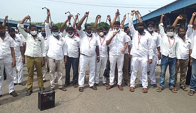 திருச்சியில் தூக்குக் கயறு மாட்டி வாகன ஓட்டுநர்கள் போராட்டம்