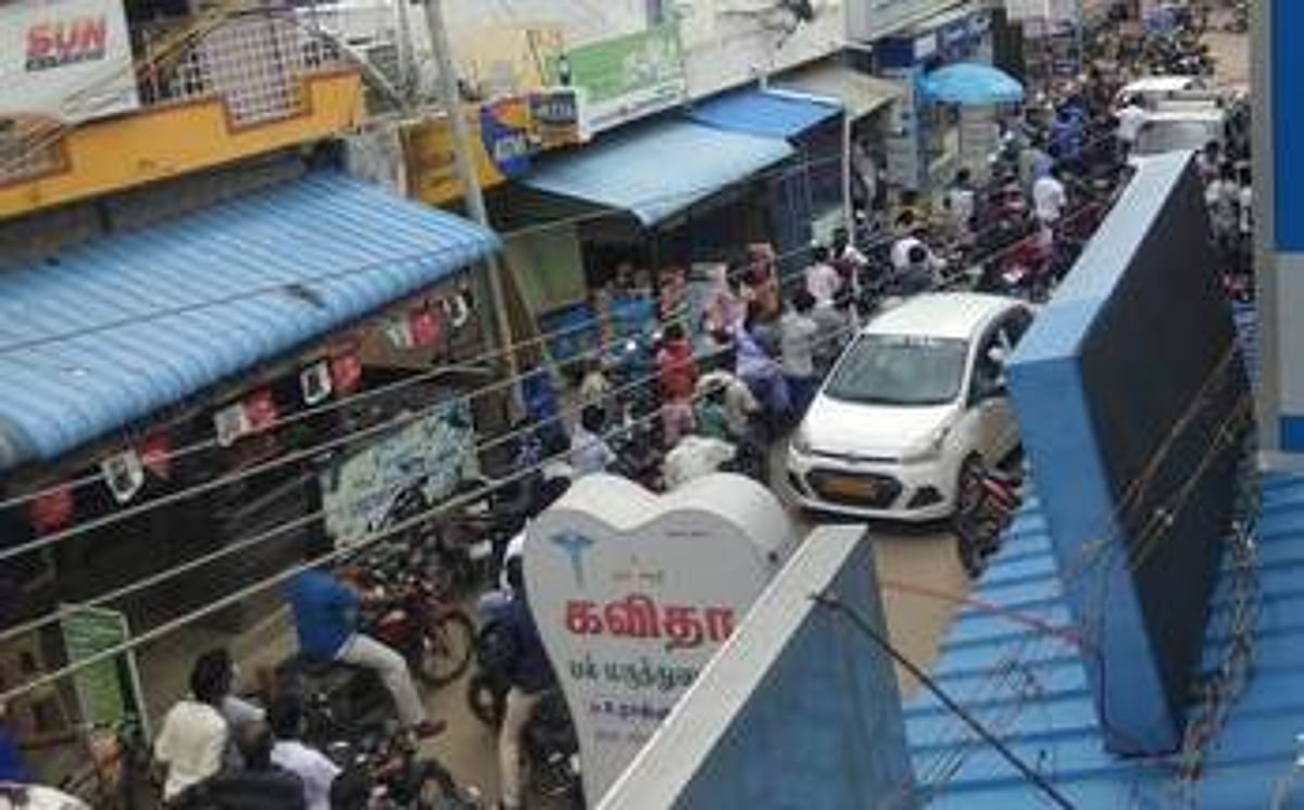 சாலை ஆக்கிரமிப்புகளால் போக்குவரத்து நெரிசல்