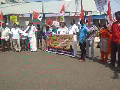 மத்திய அரசு வேலை: திருச்சியில் தமிழ்தேசிய பேரியக்கத்தினர் ஆர்ப்பாட்டம்